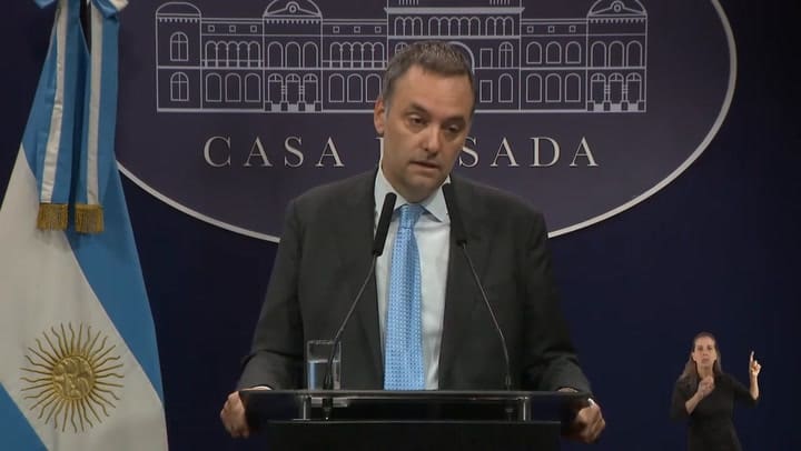 Cambio de nombre del "Salón de las mujeres"