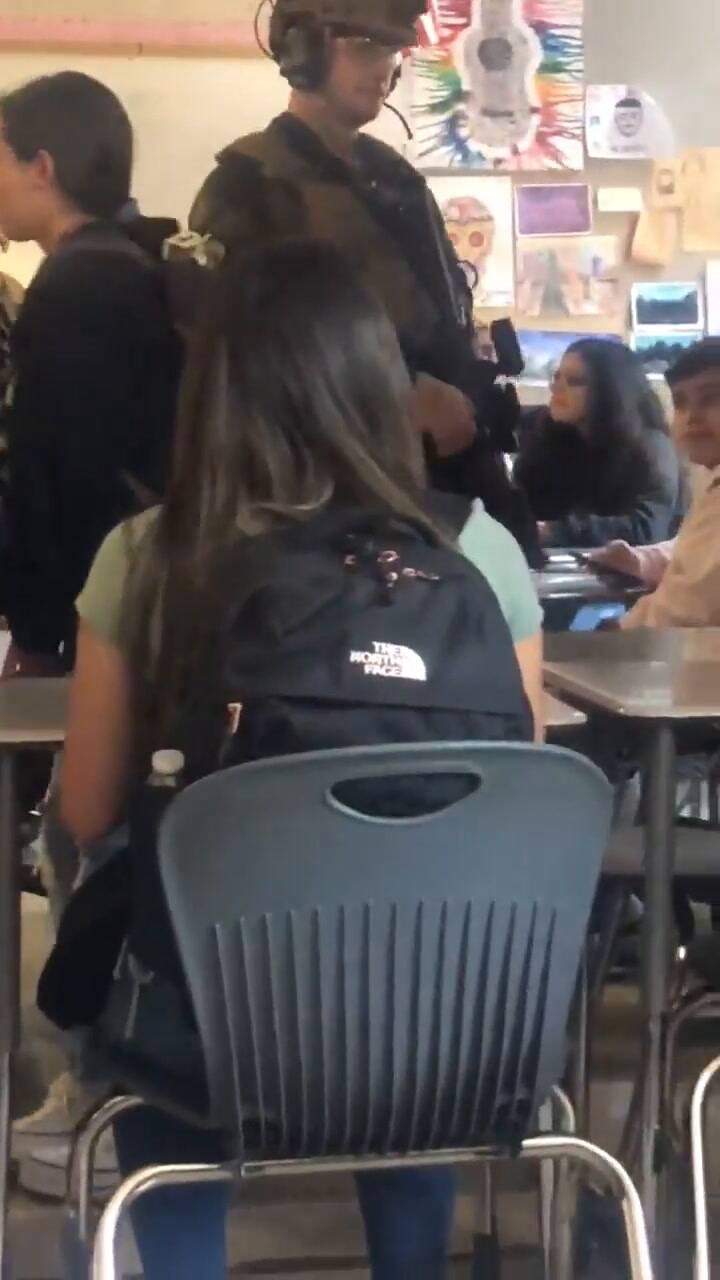Estados Unidos por un falsa alarma, la Policía ingresó con armas a las aulas llenas de alumnos