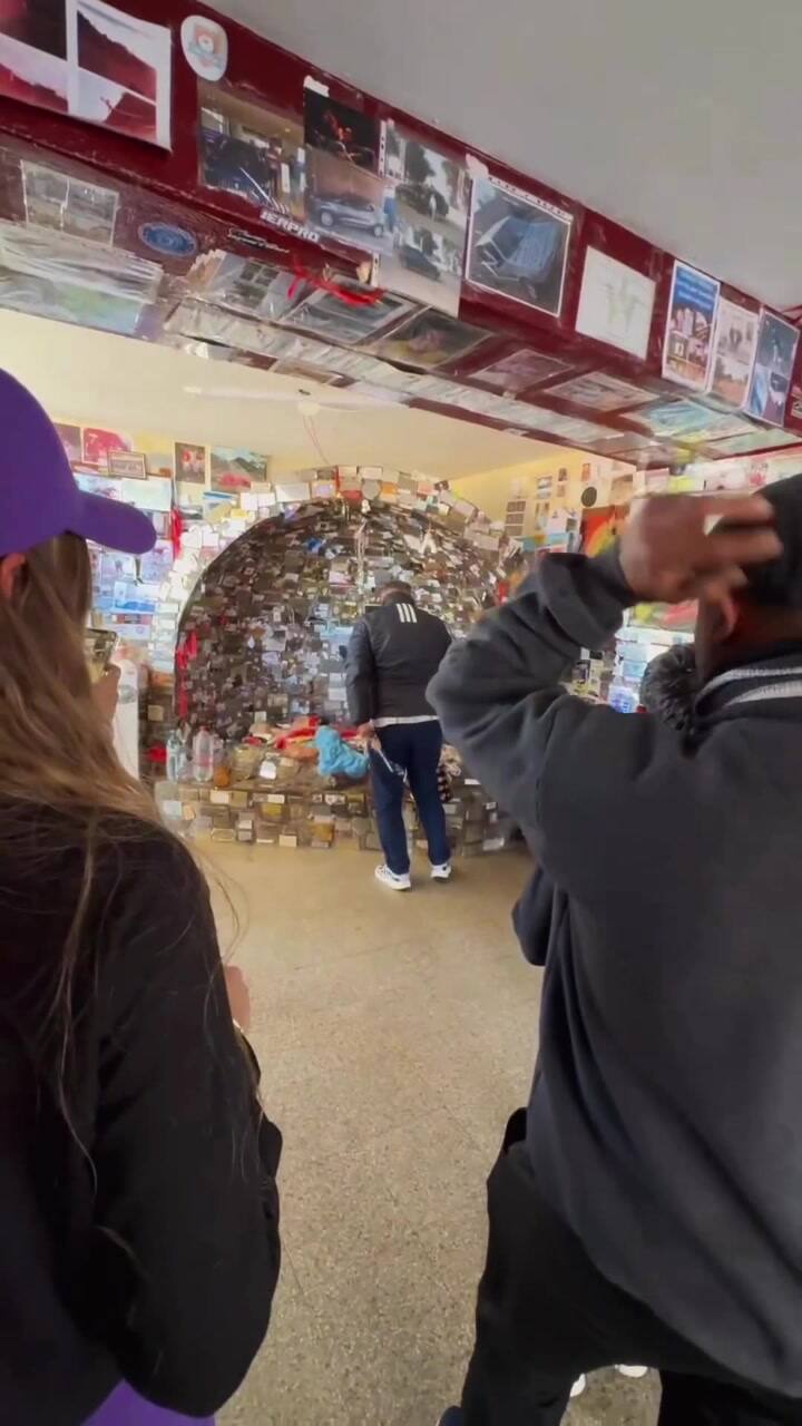 Tras ganar en Miami, Claudio Tapia viajó a San Juan y llevó la copa a la Difunta Correa