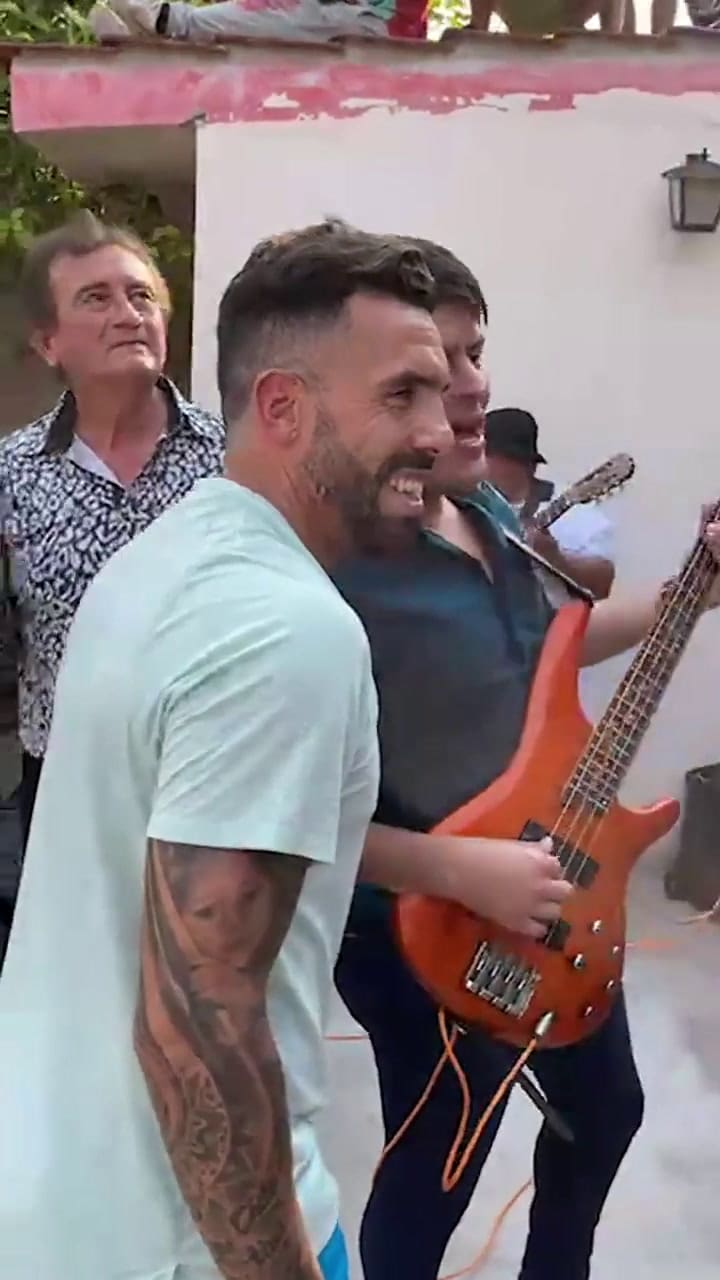 La visita de Carlitos Tevez al pueblo de su papá