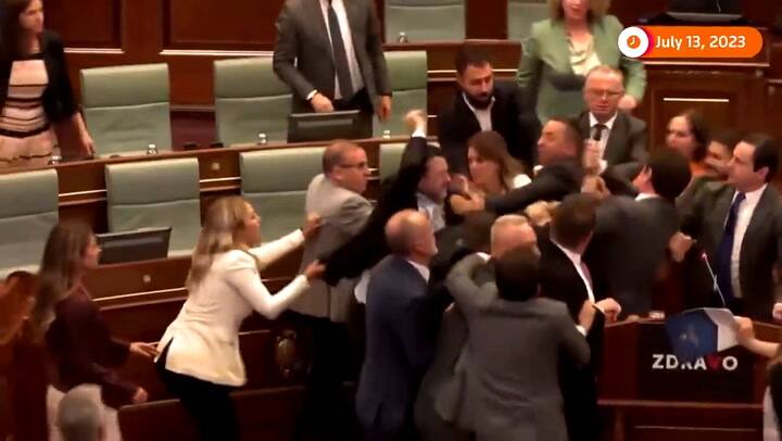 Pelea a golpes en el parlamento de Kosovo
