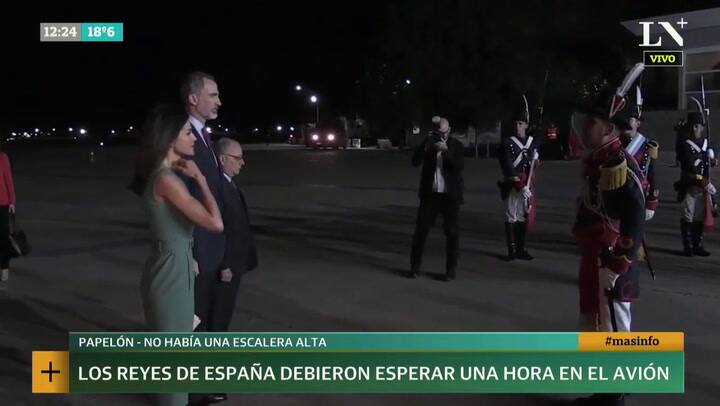 Los reyes de España tuvieron que esperar una hora para bajar del avión