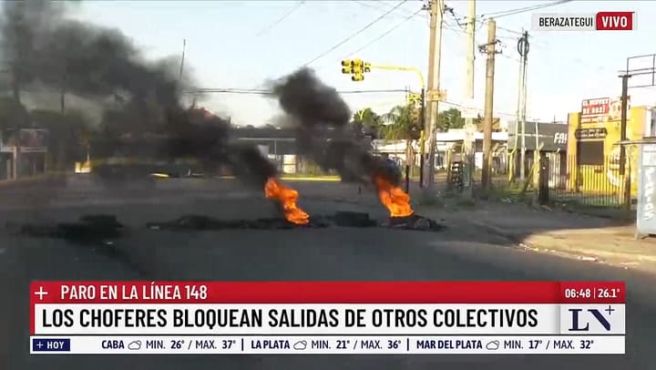 Los choferes de la linea 148 realizan un paro de actividades y bloquen la salidas de otros colectivos