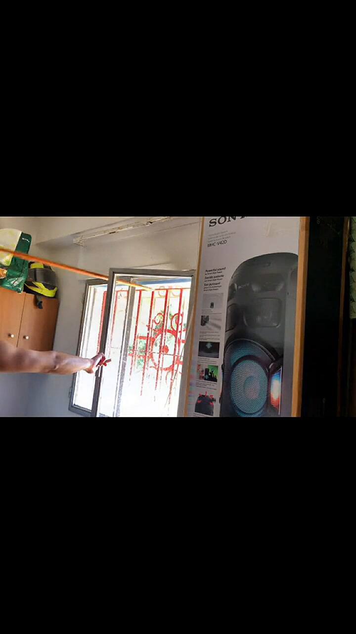 Escucharon ruidos en la ventana, movieron las persianas y lo que encontraron los dejó perplejos.