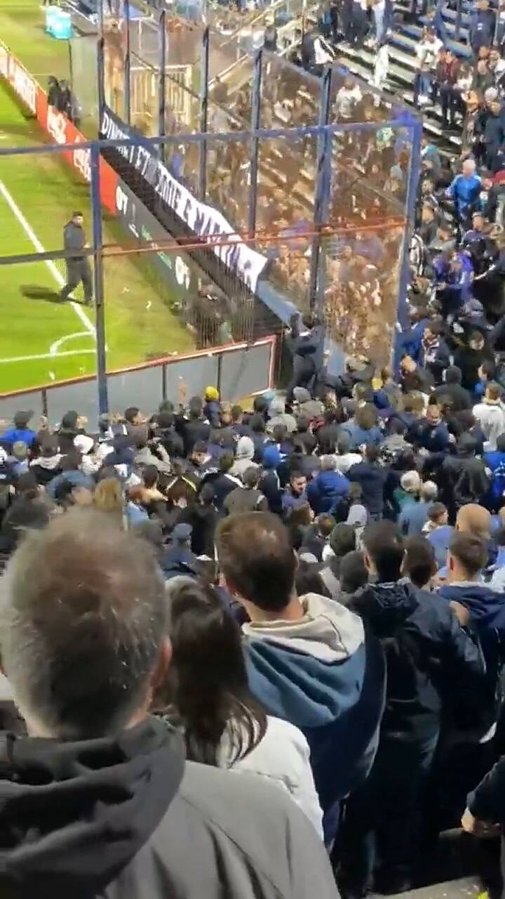 Un empleado de seguridad privada revoleó una silla contra hinchas de Gimnasia y sembró el caos
