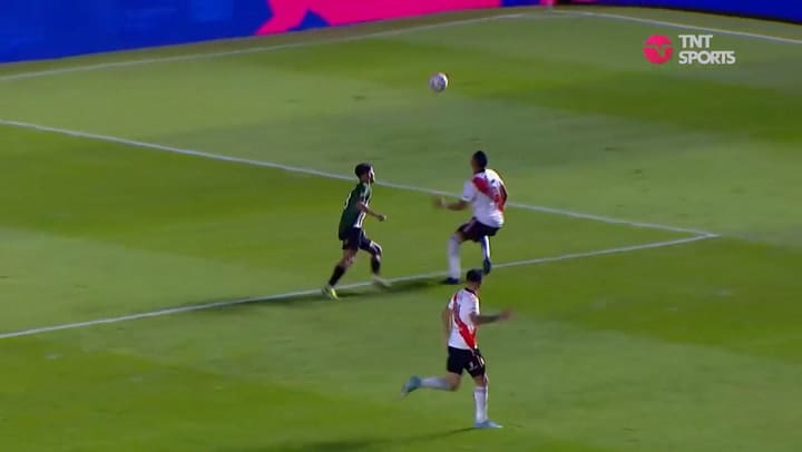 La mano de Franco Quintero que derivó en penal de River a instancias del VAR