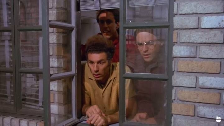 Una mujer desnuda complica la apuesta. Fuente: Youtube