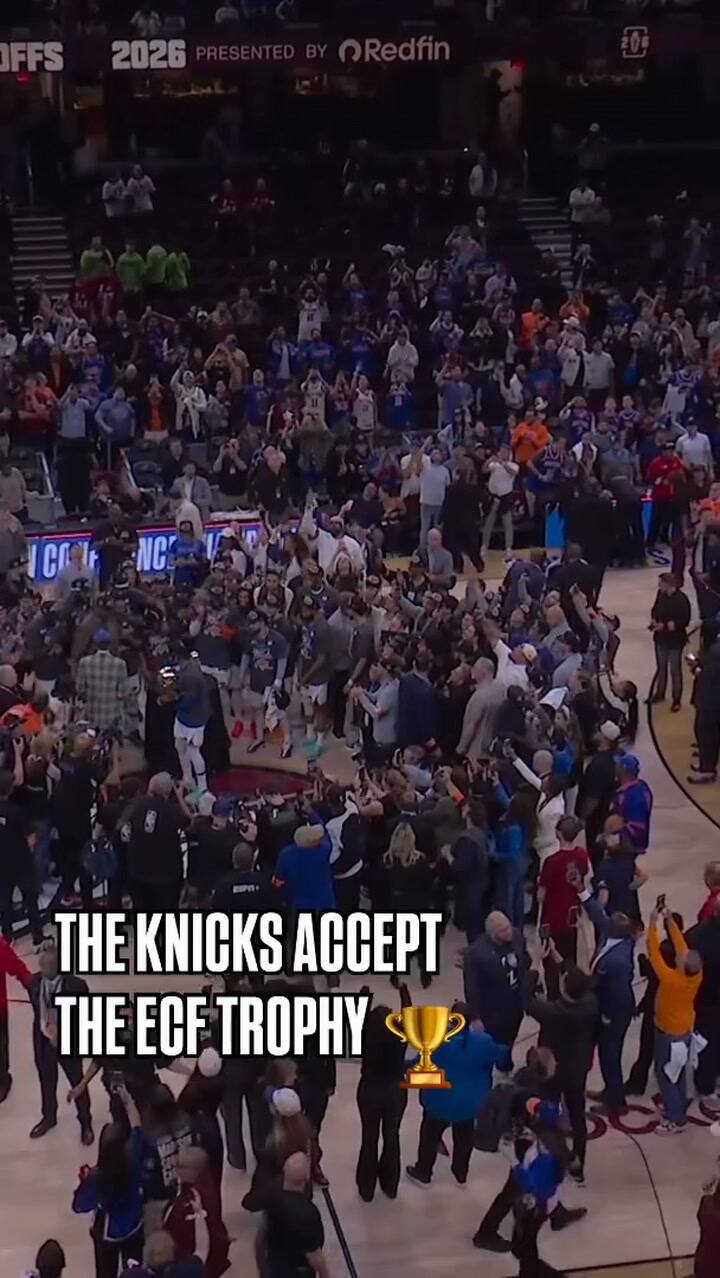 El momento en que los Knicks de Nueva York alzan el trofeo de la Conferencia Este