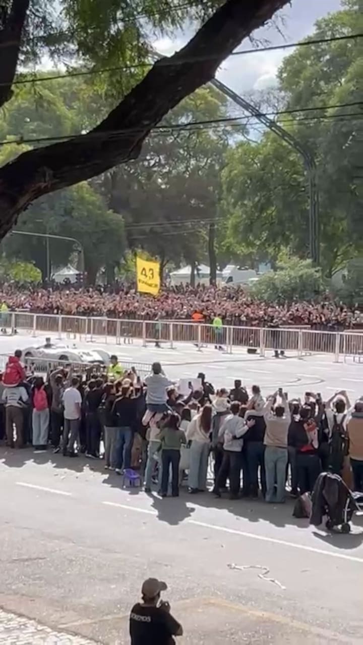 Colapinto dio vueltas en una réplica del Mercedes Flecha de Plata que piloteaba Juan Manuel Fangio