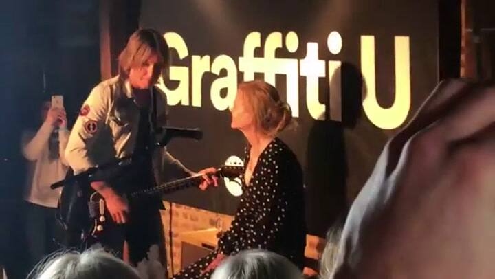 Keith Urban canta Parallel Line junto a su esposa, Nicole Kidman, en el lanzamiento de su disco, Gra