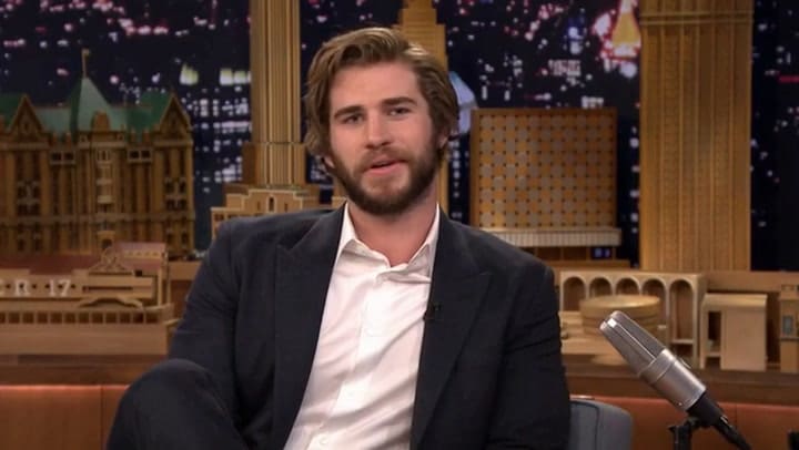 Liam Hemsworth reconoció que fue incómodo besar a Jennifer Lawrence