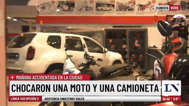 Una camioneta choco con una moto y se incrusto en una concesionaria