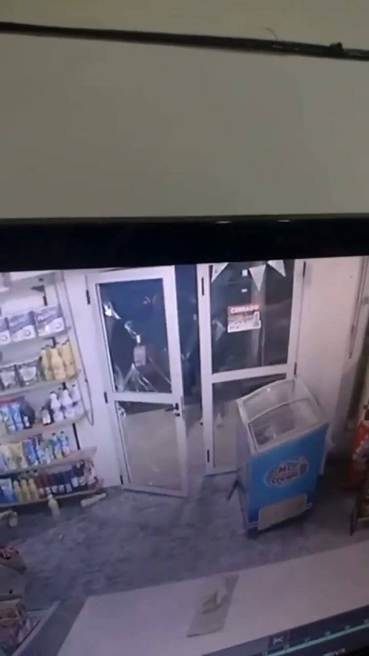 El momento en que cuatro delincuentes atacan a un almacenero
