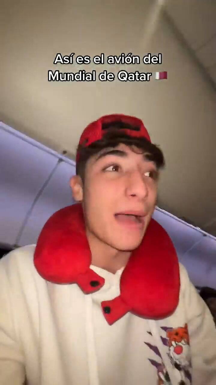 Encontró sobres del álbum del Mundial en el avión