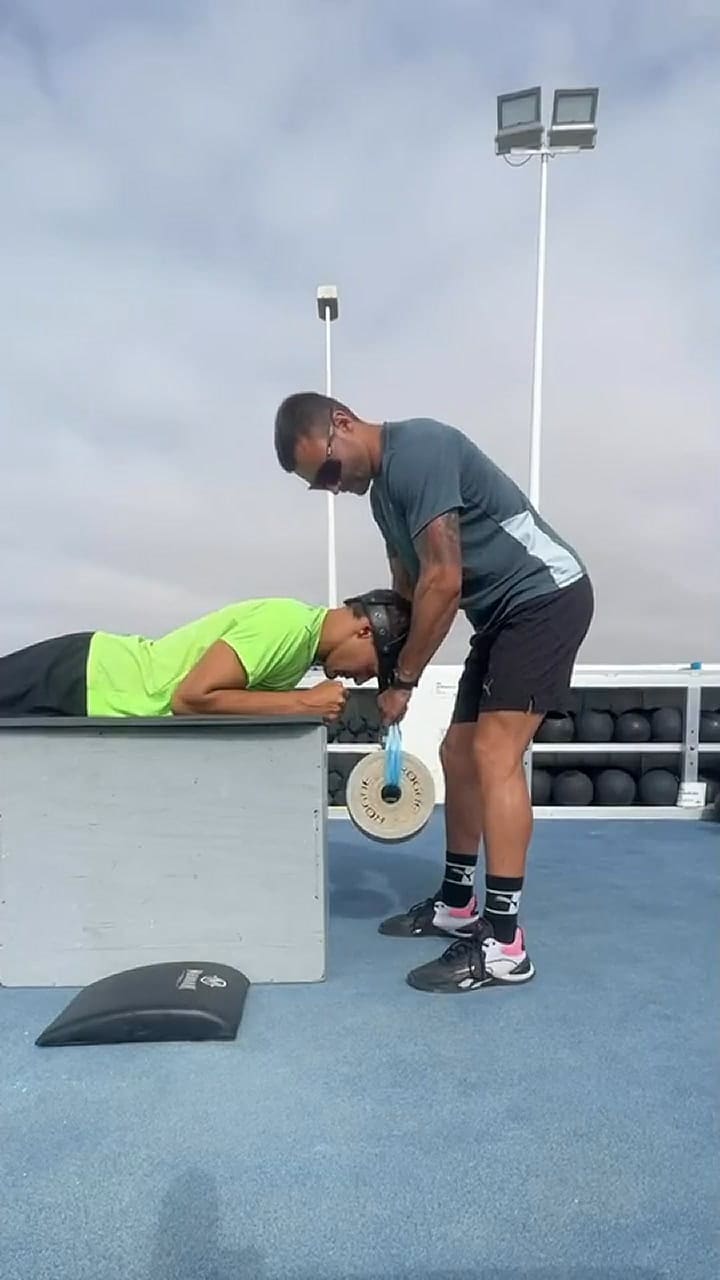 El piloto George Russel comparte en sus redes sociales el arduo entrenamiento de cuello que hace