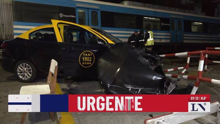 Un tren embistió a un taxi que intentó cruzar con la barrera baja