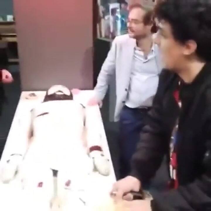 Enrique Avogadro come una torta con la forma de Cristo - Fuente: YouTube