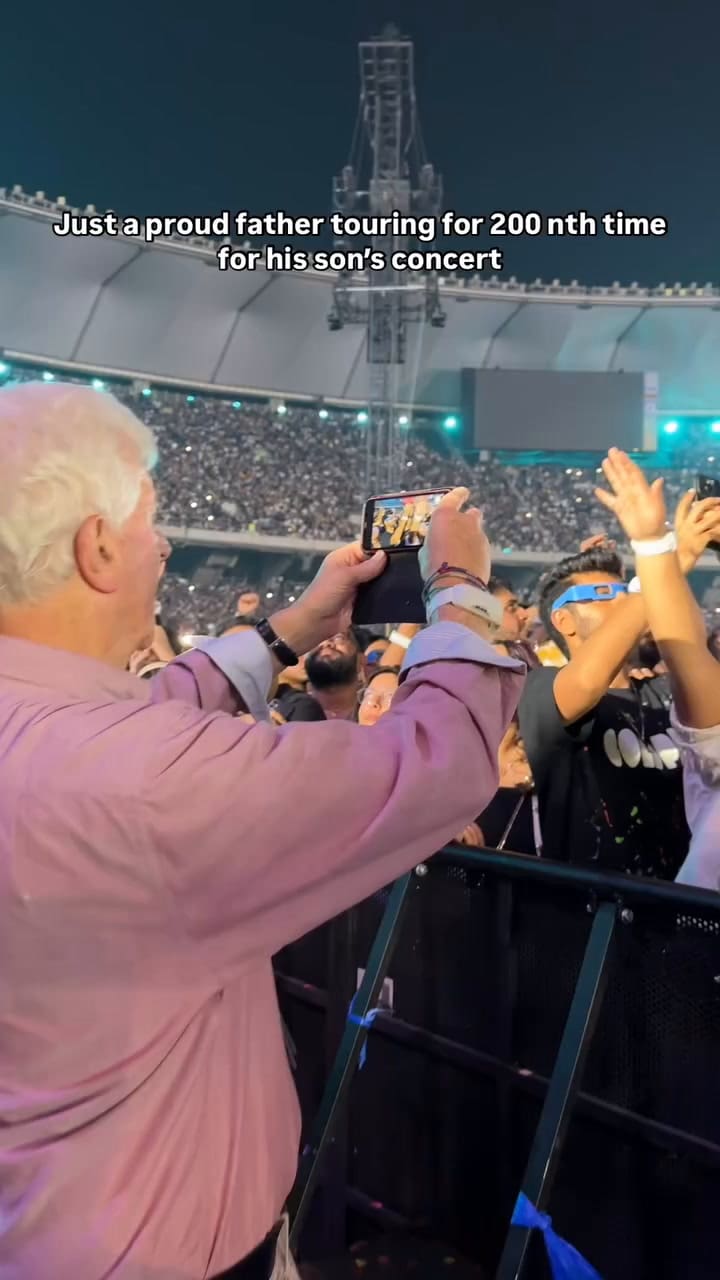 El padre de Chris Martin fue a ver a su hijo a la India y se volvió viral