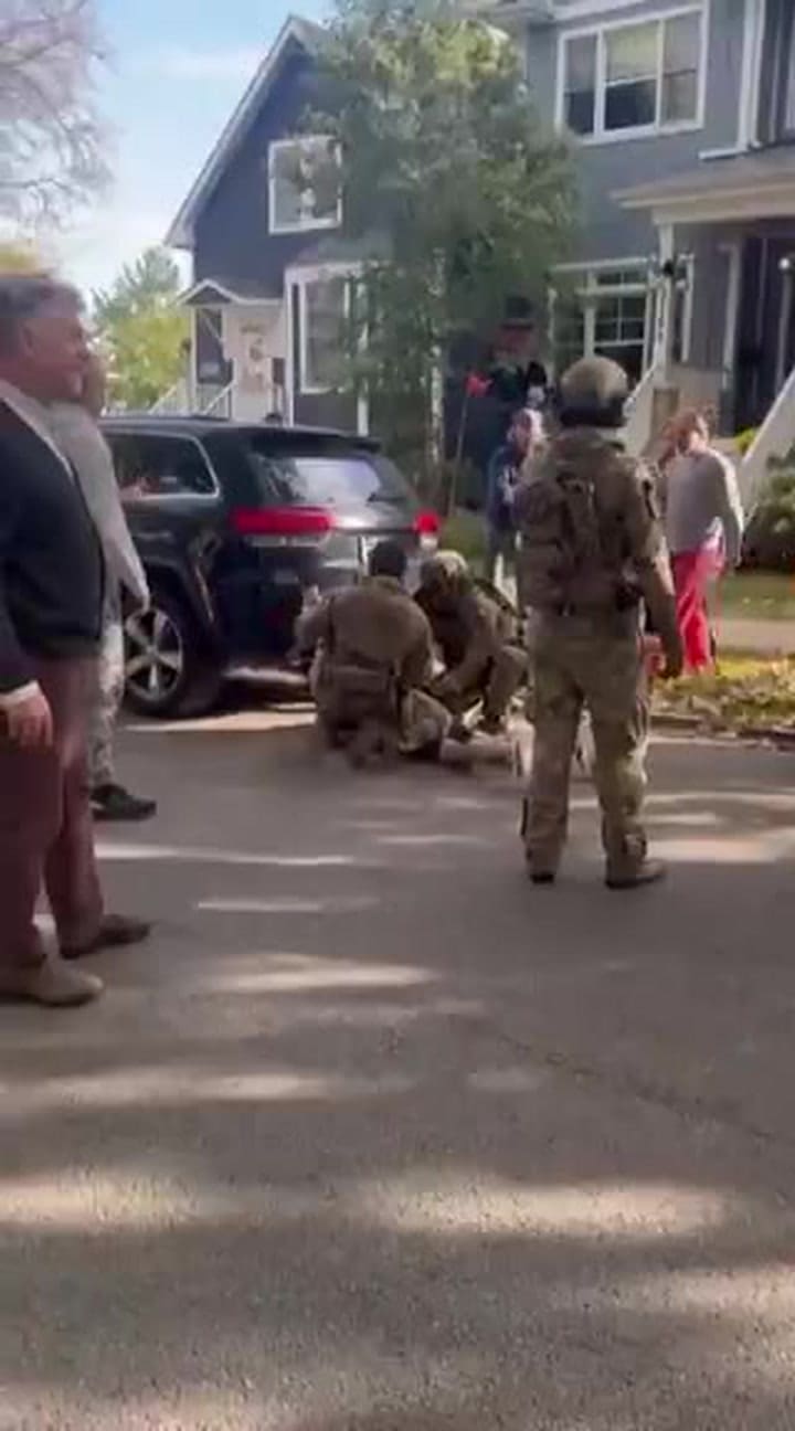 El polémico arresto de un migrante y dos ciudadanos en el vecindario Old Irving Park de Chicago