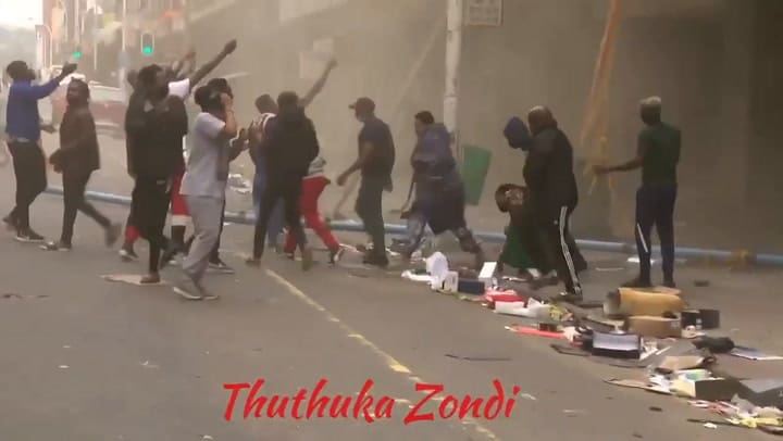 Bebé rescatado de un incendio por manifestantes en Sudáfrica