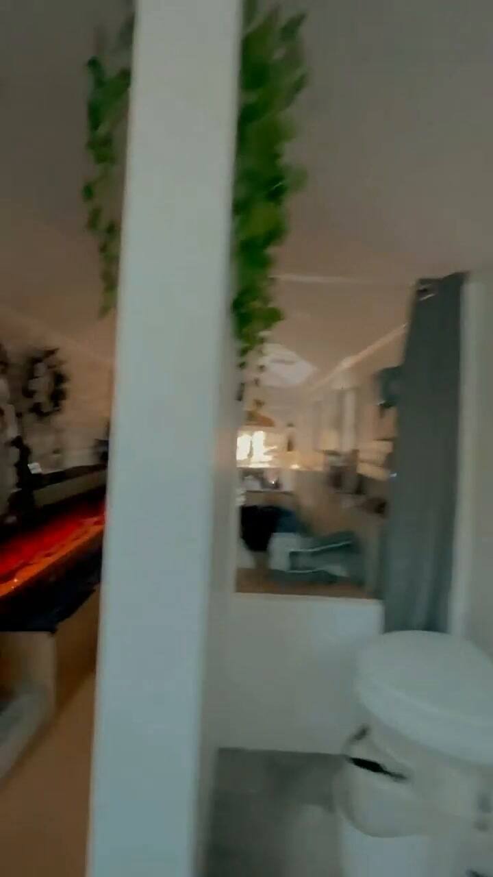 Convirtió un bus escolar en una vivienda de lujo