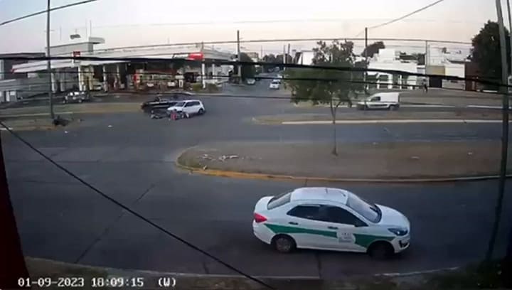 En La Plata: dos motos chocaron contra un auto y volaron por el aire en plena avenida