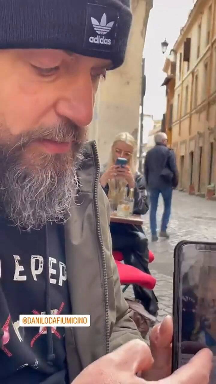 La protagonista de Gambito de dama fue captada en un café de Roma