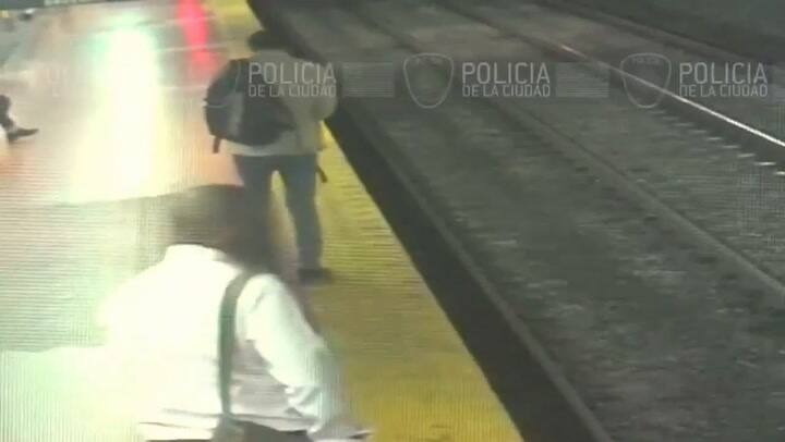 Se distrajo con el celular y cayo en las vías del subte, se salvo de milagro.