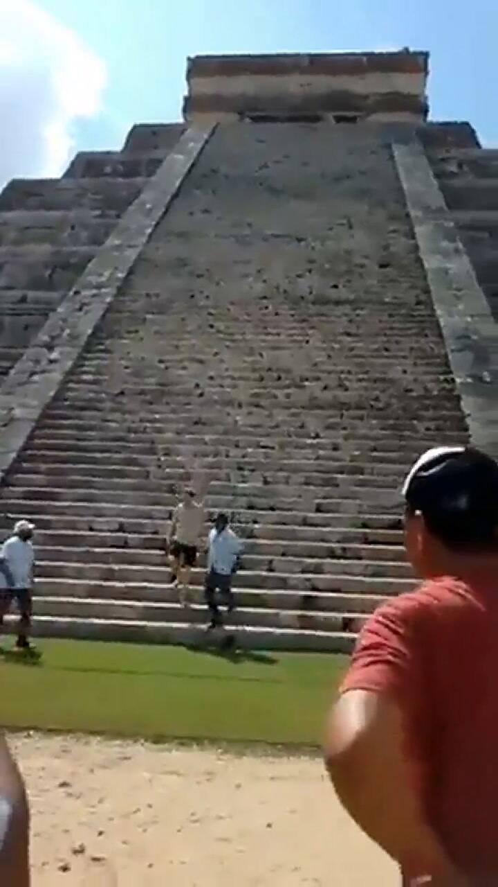 Se subió a la pirámide de Chichén Itzá y lo bajaron de un palazo en la cabeza