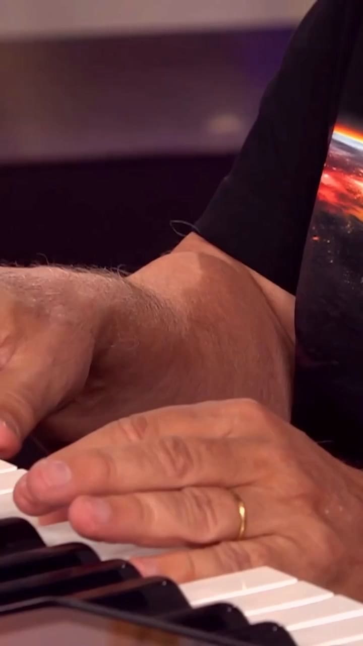 César “Banana” Pueyrredón cantando Bad Bunny