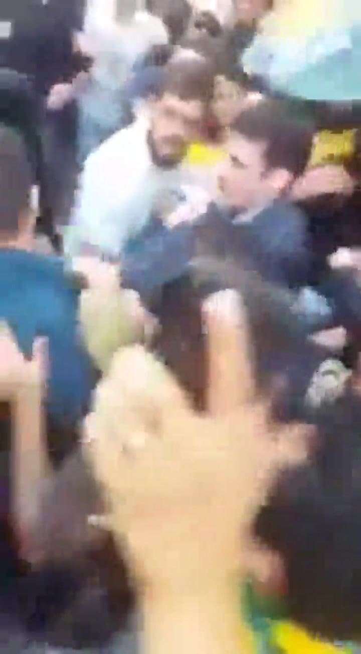 Tras ser apuñalado, los manifestantes cargaron al candidato Bolsonaro - Fuente: Twitter