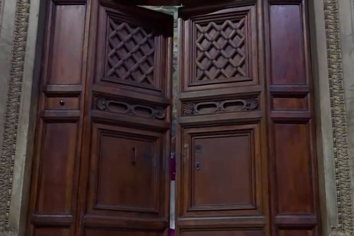 (GIF) Cierran Las Puertas De La Capilla