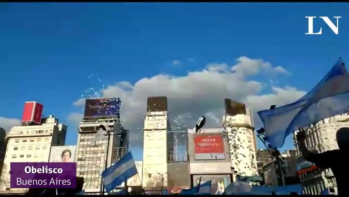 Himno en el Obelisco de Buenos Aires