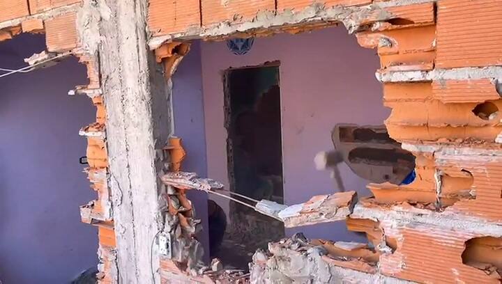 La furia de los vecinos en la casa del supuesto asesino