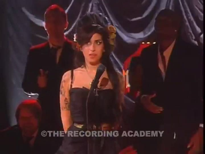 Amy Winehouse gana el Grammy y se lo dedica a Blake