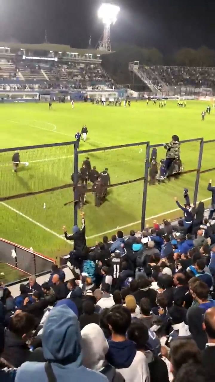 Un empleado de seguridad revoleó una silla contra hinchas de Gimnasia y desató el caos