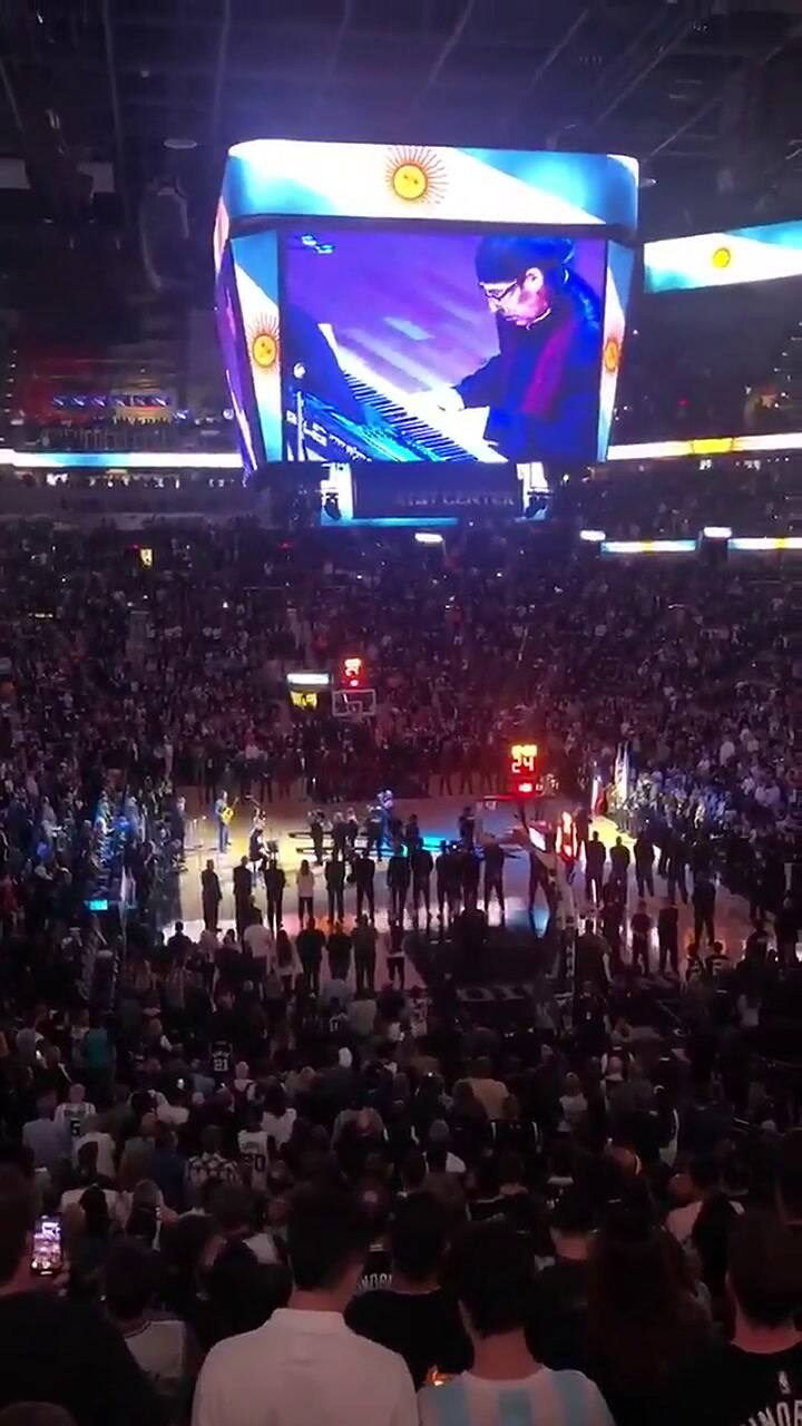El himno argentino en el ATT Center