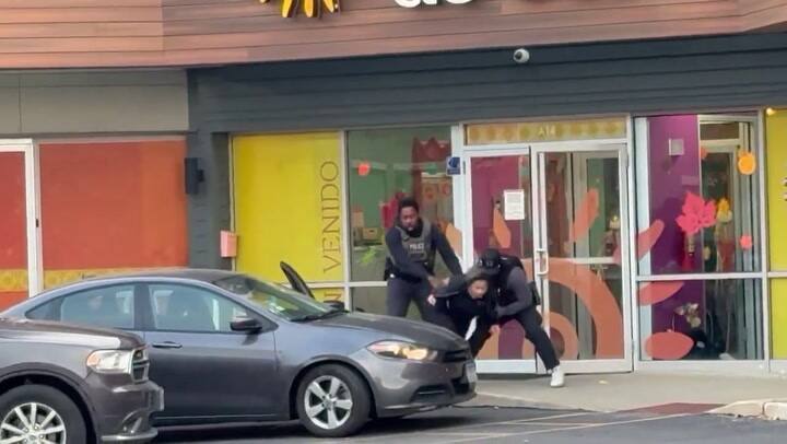 La violenta detención del ICE a una mujer en una guardería de Chicago