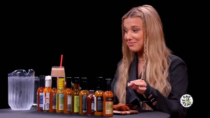 La reacción de Millie Bobby Brown comiendo alitas de pollo que se volvió viral