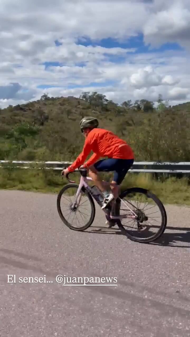 Juana Viale mientras bicicletea por San Luis