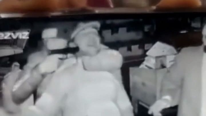 Tomaron de rehén a un hombre, lo obligaron a entrar a una verdulería para robar y lo balearon (gif)