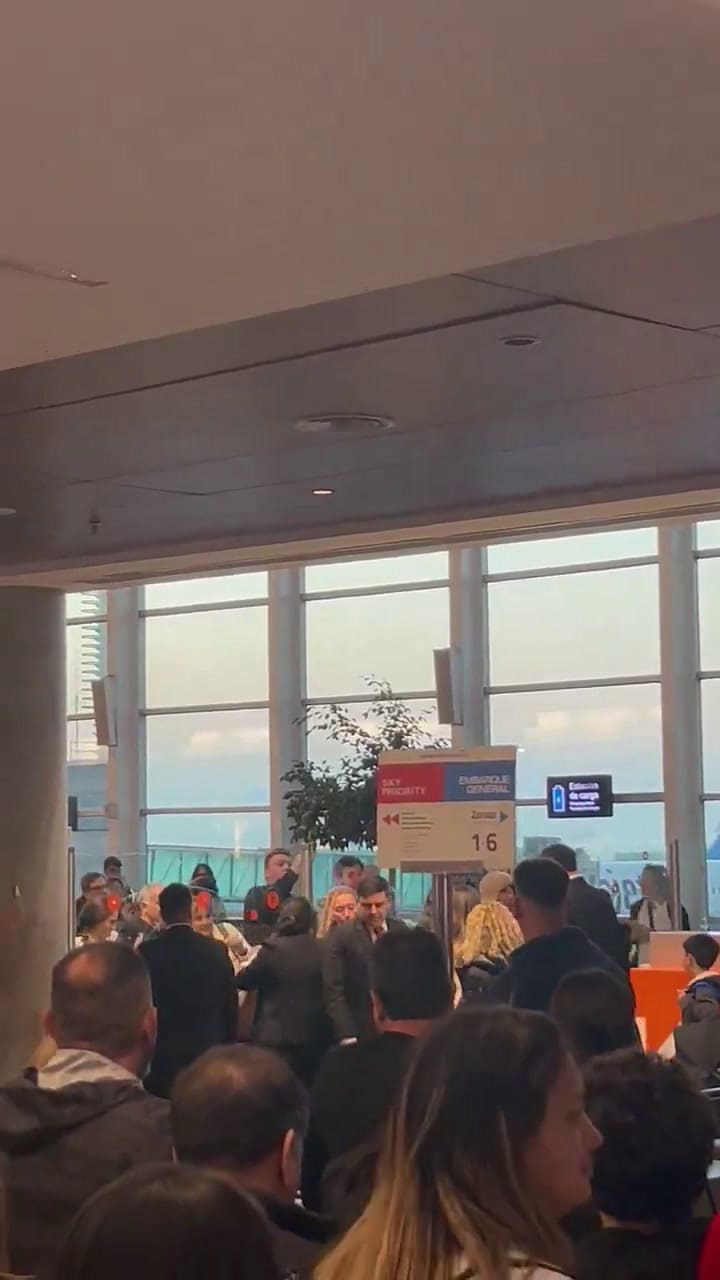 Los hinchas de Boca alentaron a Paredes en el aeropuerto