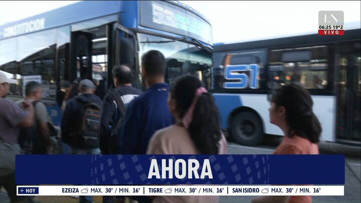 Largas filas para viajar en colectivo