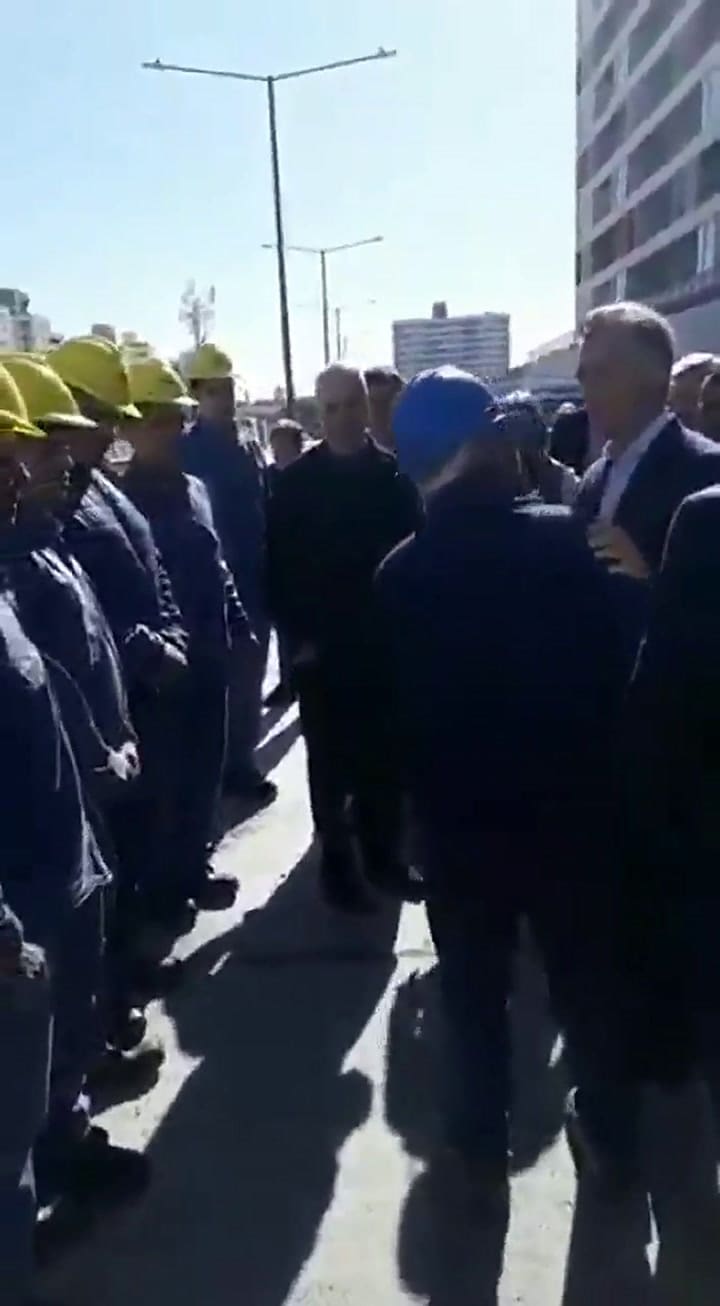 Un obrero increpó a Macri: 'Haga algo por favor por la gente laburante' - Fuente: Twitter