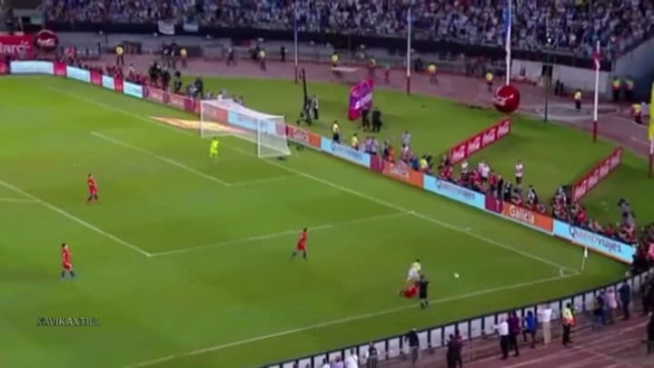 La bronca de Messi con el juez de línea por una jugada en el final del partido