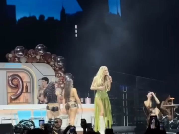 Tini respondió con un gesto afirmativo cuando el público coreó "que se casen, que se casen"