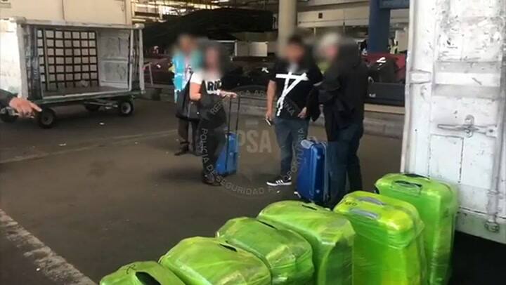 Nos dijeron que no iban a revisar las valijas', sostuvieron las mulas detenidas en Ezeiza