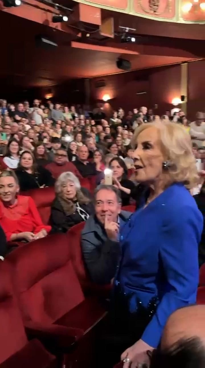 Mirtha Legrand fue anoche a ver La cena de los tontos. Martín Bossi le dedicó una canción.