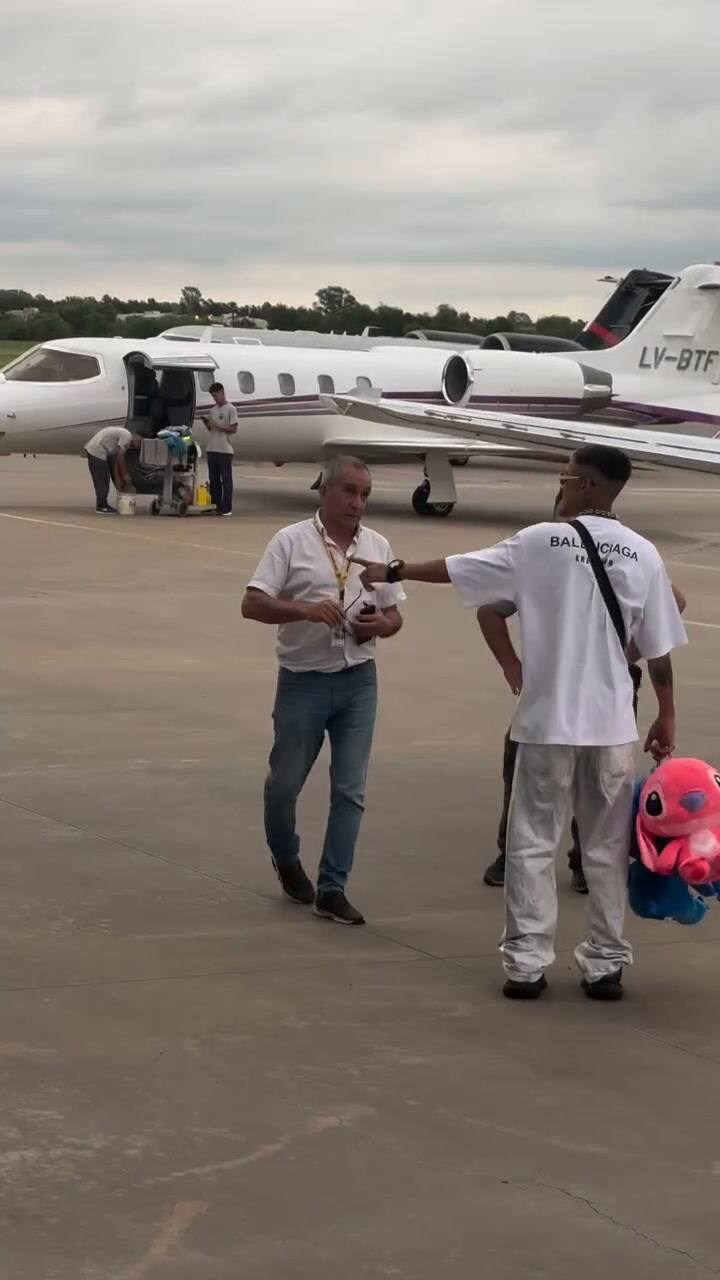Así llegaba L-Gante al aeropuerto con sus peluches