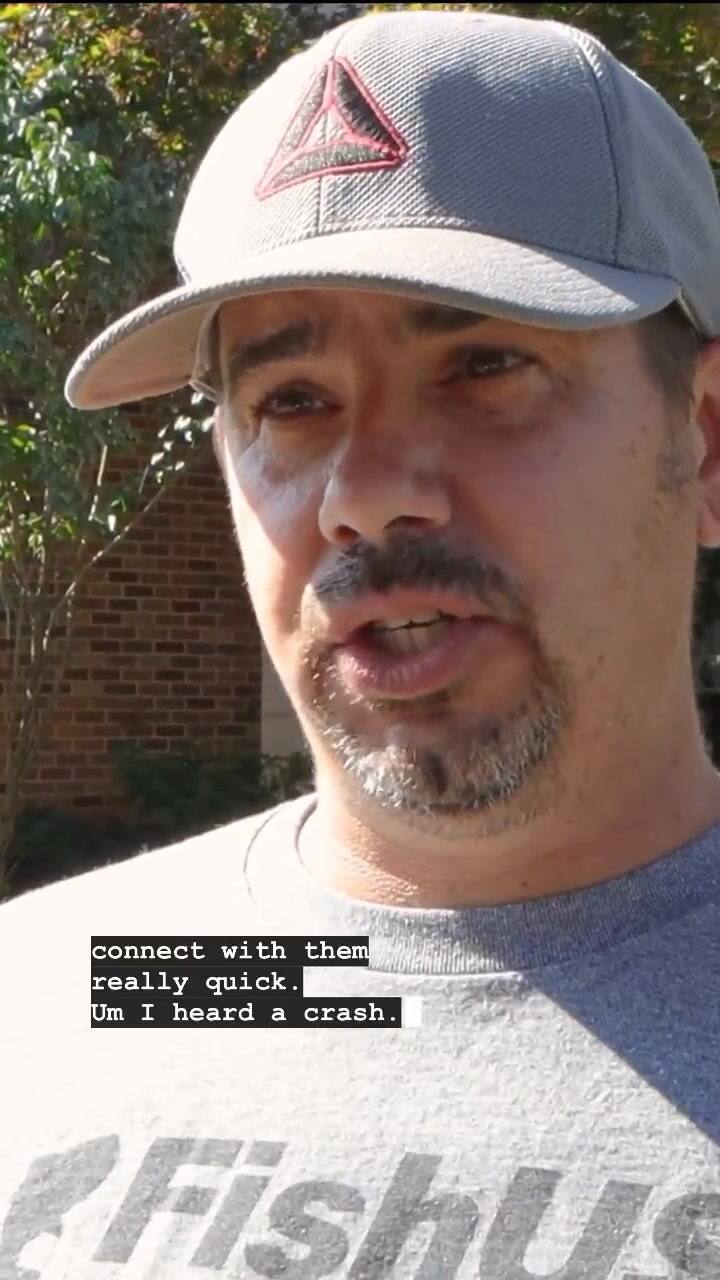 Un auto fue devorado por un enorme socavón